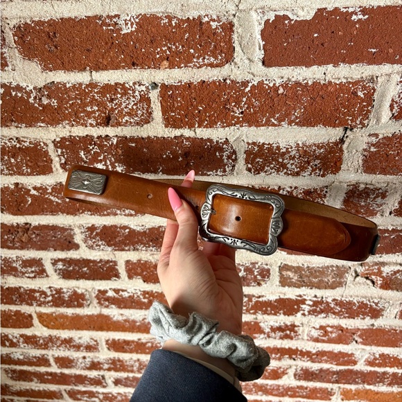 Vintage The Ritz genuine leather belt with silver buckle and detailing - Picture 3 of 8